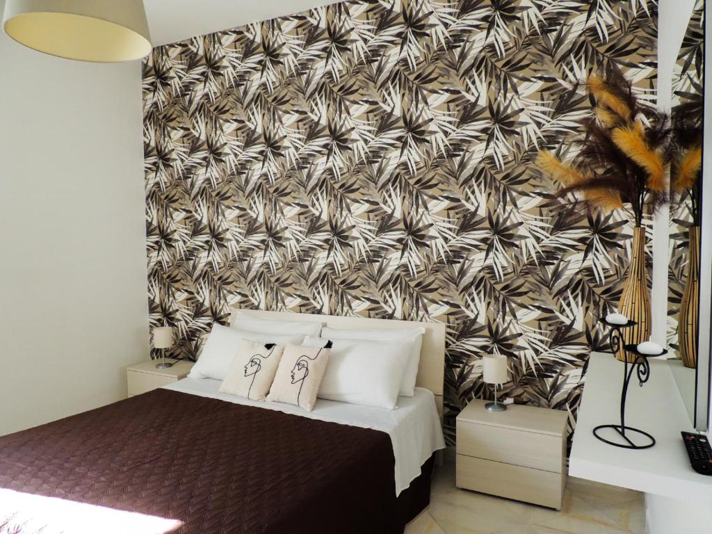 una camera da letto con un letto e un murale di Dolphin House a Pompei