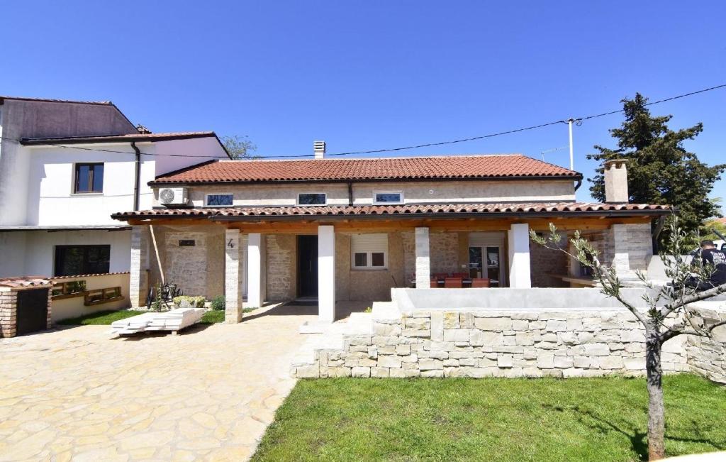 una casa con un muro di pietra e un cortile di Große Villa Alina mit Swimmingpool in Meeresnähe a Savudrija