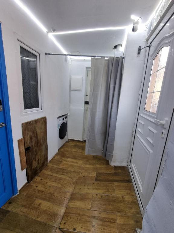 un corridoio con bagno con doccia e porta di Apartamento Completo en Alcoy ad Alcoy