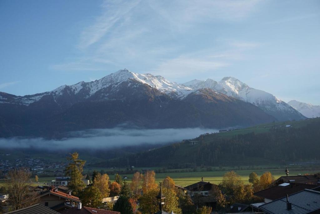 - une vue sur une chaîne de montagnes avec une ville et des arbres dans l'établissement Nettes Appartement in Piesendorf mit gemeinschaftlichem Pool und Garten und Panoramablick, à Fürth