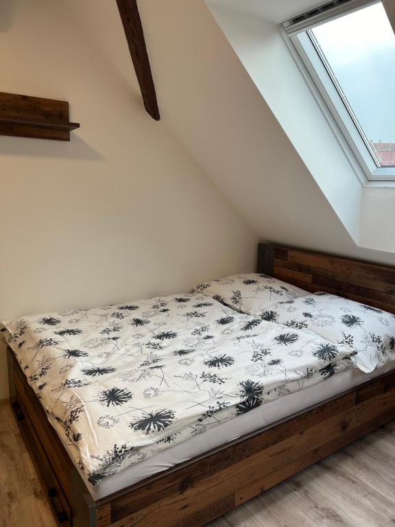 Postel nebo postele na pokoji v ubytování Ubytování 1kk ve Zlonicích