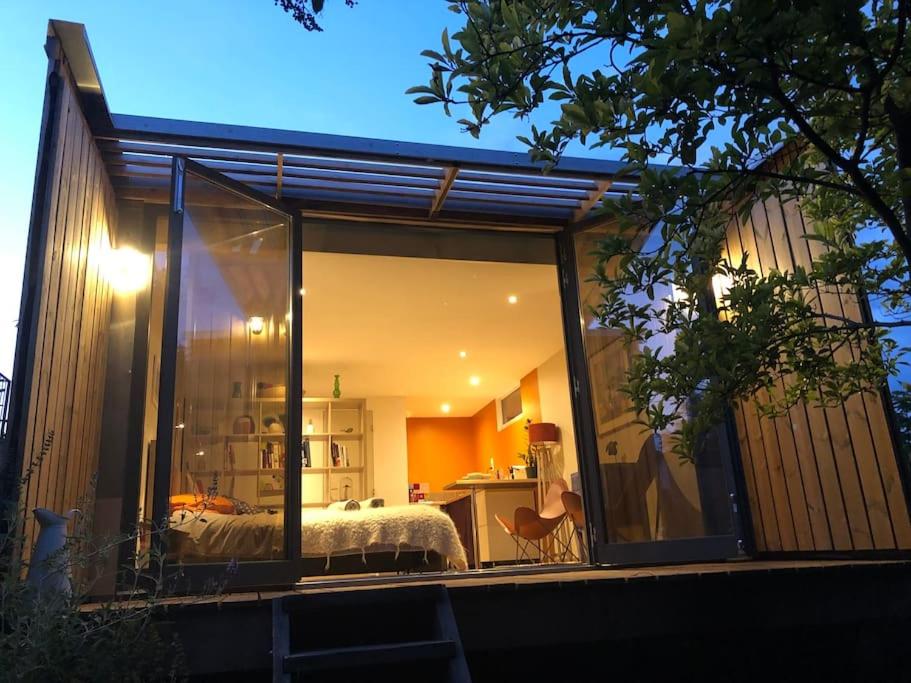 Zimmer mit einem Bett im Inneren eines Hauses in der Unterkunft La cabane du bonheur in Aix-les-Bains