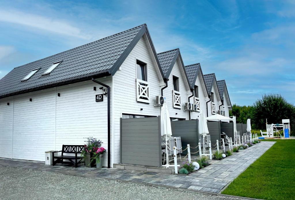 a row of houses with a bench in front of them at Na Fali in Chłopy