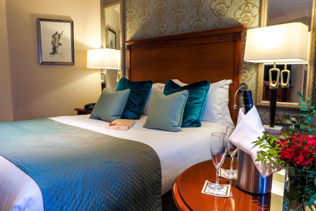 Postel nebo postele na pokoji v ubytování International Hotel Killarney