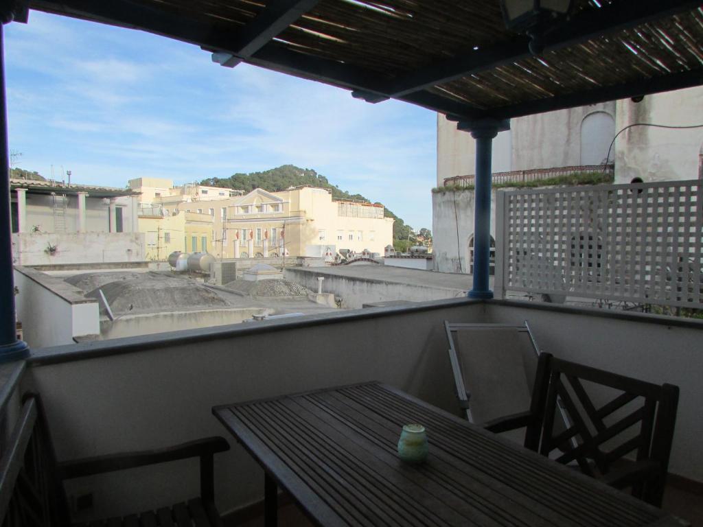 uma mesa e cadeiras numa varanda com vista em Piazzetta Sweet Home em Capri