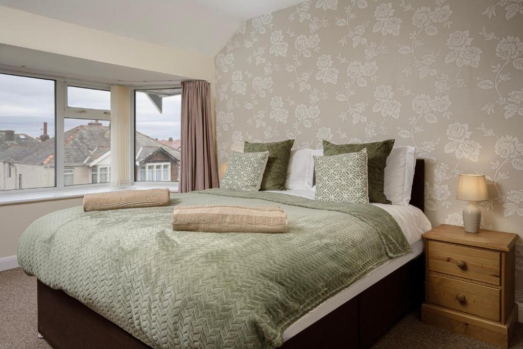 מיטה או מיטות בחדר ב-Arnside - Spacious 10-Bedroom Seaside Cottage