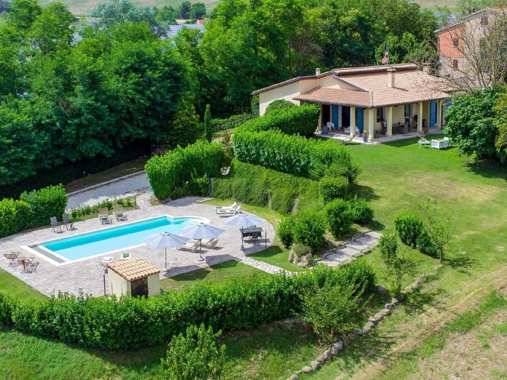 uma vista aérea de uma casa com piscina em Villa Colle em Acqualagna