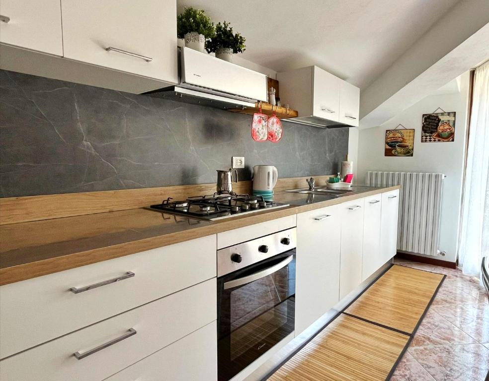 Kuchyň nebo kuchyňský kout v ubytování Silla House - A due passi dal lago