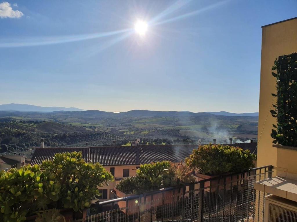 una vista sulle colline dal balcone di un edificio di Ferienwohnung für 4 Personen ca 40 qm in Magliano in Toscana, Toskana Maremma a Magliano in Toscana