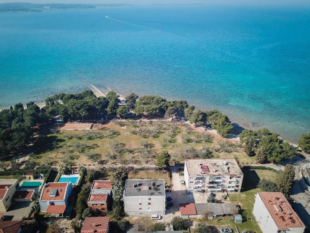 een luchtzicht op een strand en de oceaan bij Modernes Apartment mit Meerblick in Fažana