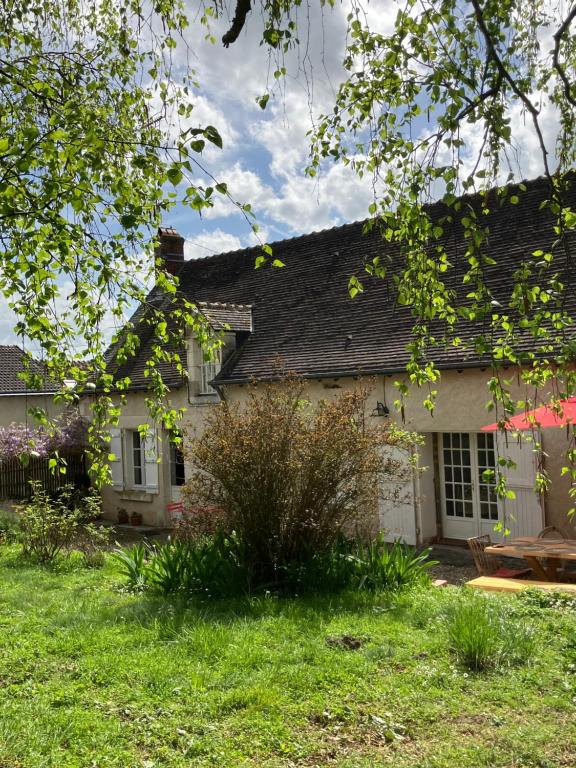 Biały dom z ogródkiem z ogródkiem w obiekcie Longère de charme w mieście Saint-Cyran-du-Jambot