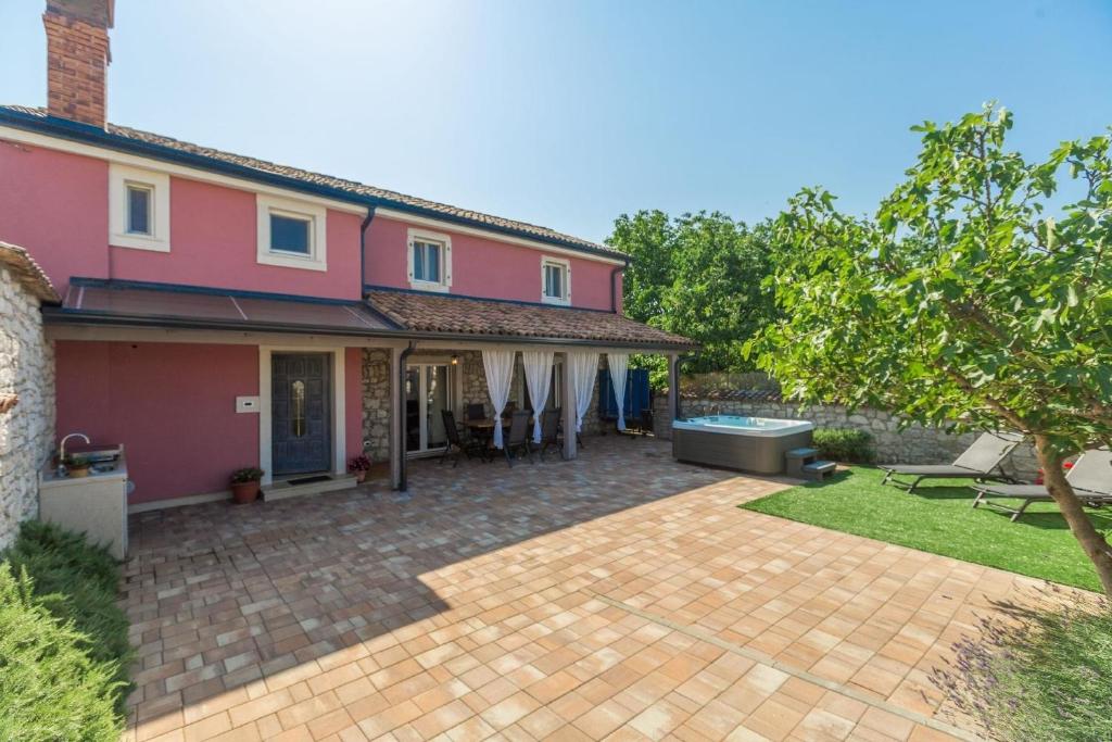49+ Haus Mit Garten Porec, Die terrasse führt zu einem wunderschön