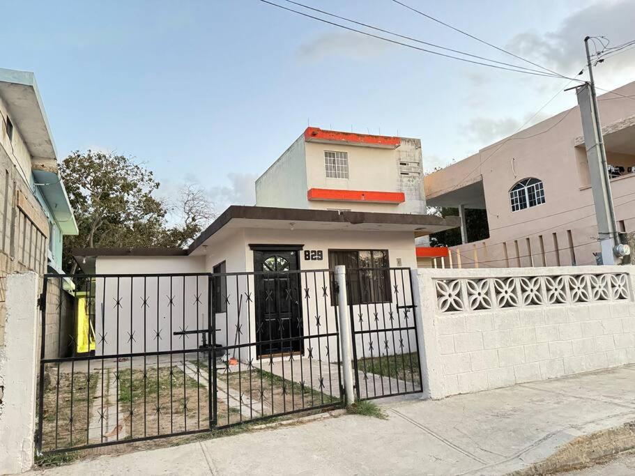 una cerca blanca frente a una casa en Cómoda Casa en Tampico a 15 min de Playa Miramar en Tampico