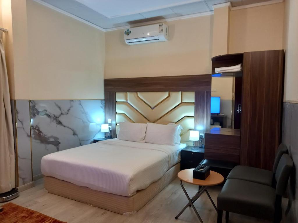 Pokój hotelowy z łóżkiem i krzesłem w obiekcie Holiday Homes w mieście Ras al-Chajma