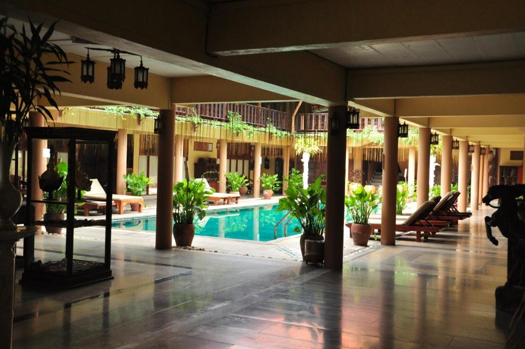 Bazén v ubytování Ruean Thai Hotel nebo v jeho okolí