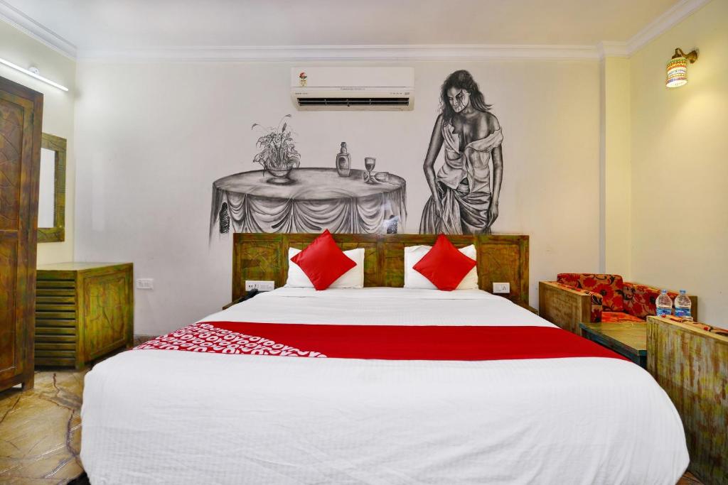 Cama ou camas em um quarto em Super OYO Collection O New Red Fort Resort