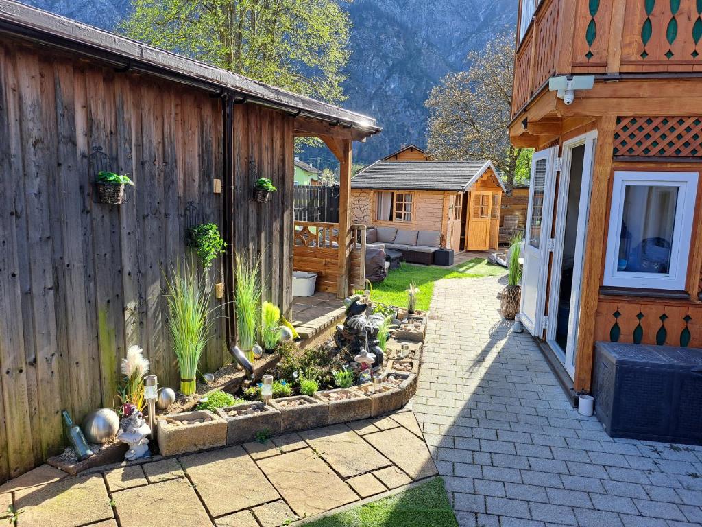 um quintal com um jardim ao lado de um edifício em Holiday Home Doris em Bad Goisern