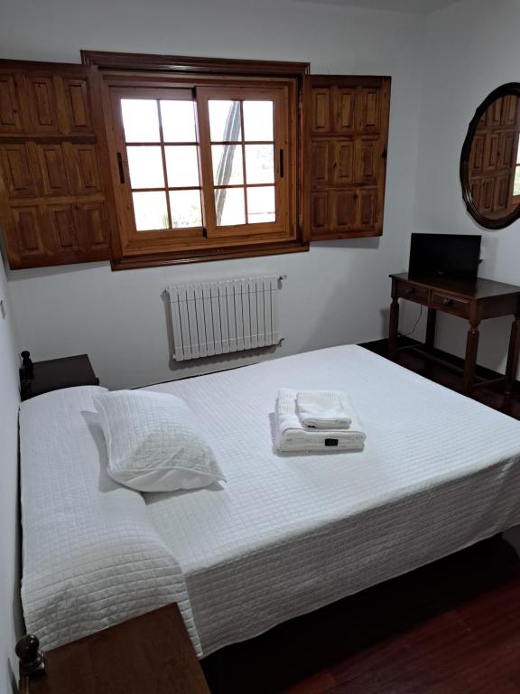 łóżko z dwoma ręcznikami w sypialni w obiekcie Hostal - Restaurante Casa Cuña w mieście Tebra