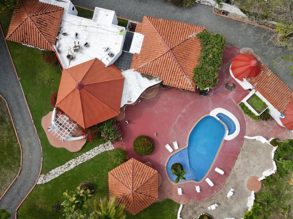 an overhead view of a swimming pool with umbrellas at Mia Nueva Gorgona in Nueva Gorgona