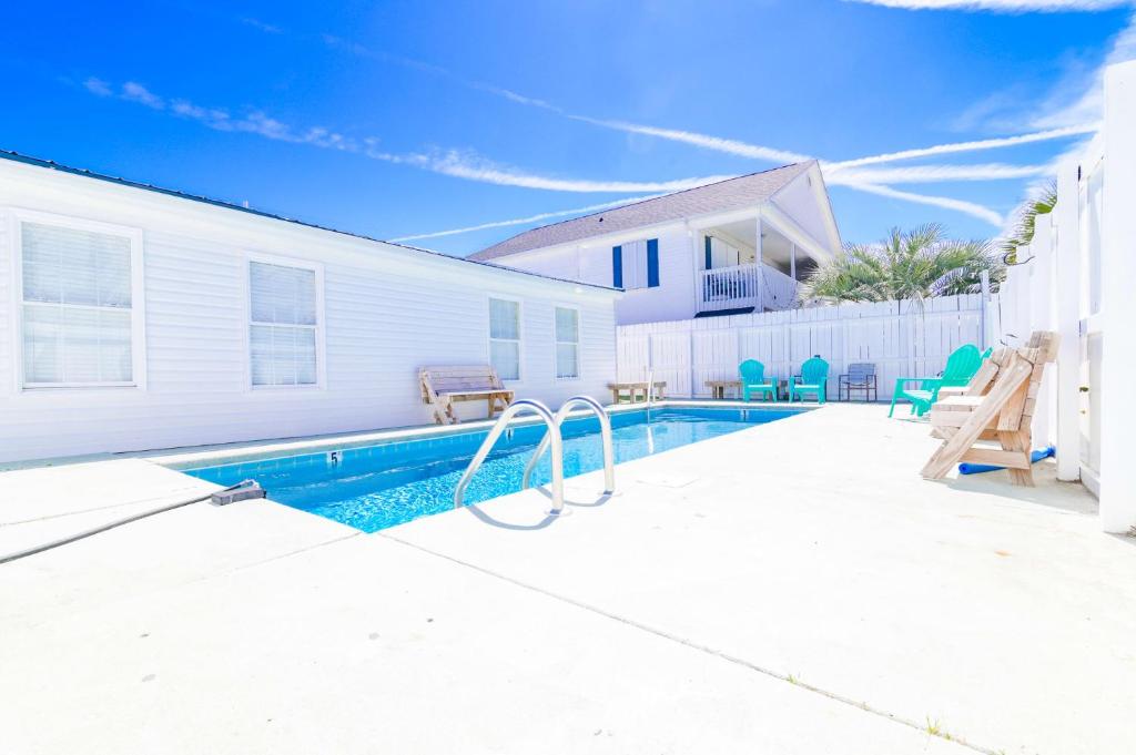 Bazén v ubytování Suns Out Steps to Beach w Private Pool in Cherry Grove nebo v jeho okolí
