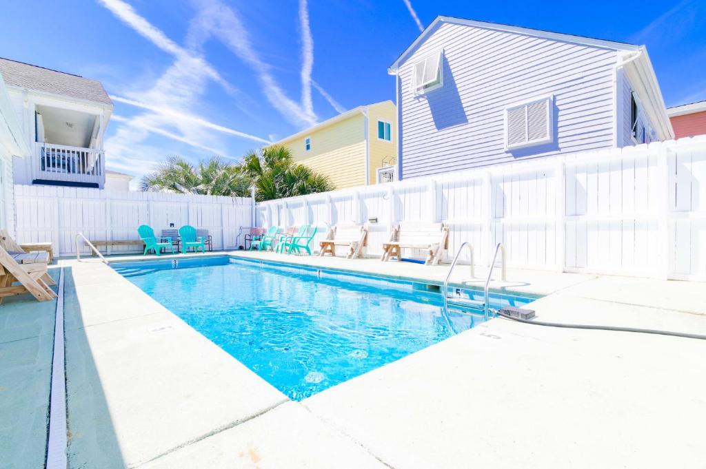 Bazén v ubytování Suns Out Steps to Beach w Private Pool in Cherry Grove nebo v jeho okolí