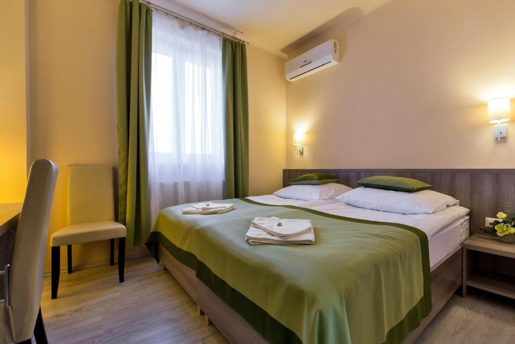 Postel nebo postele na pokoji v ubytování Kentaur Lovaspanzió