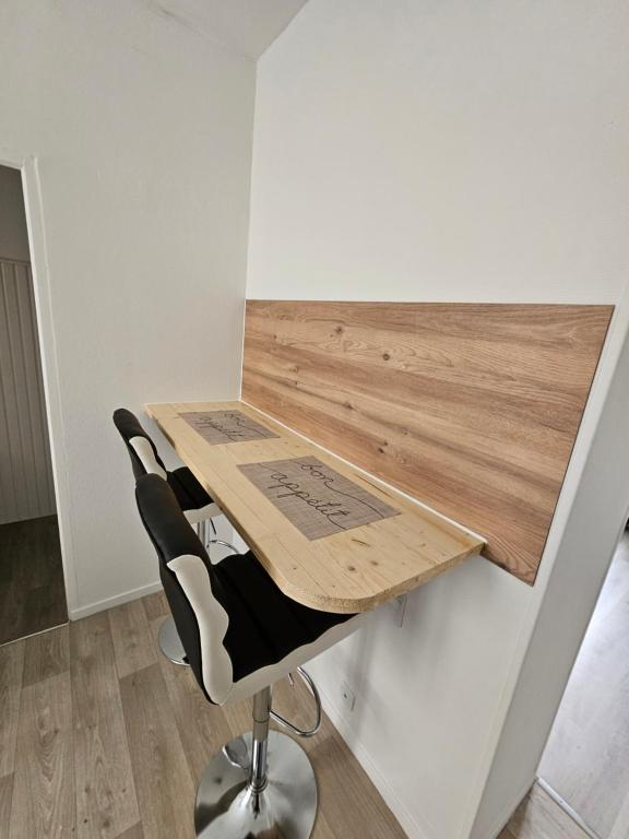 - un bureau dans une chambre avec une chaise et une table dans l'établissement Au deux enfants, à Angoulême