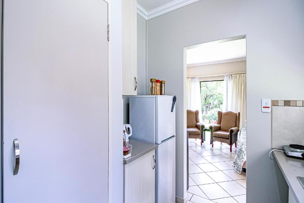 Kuchyň nebo kuchyňský kout v ubytování LeoZet Self catering apartment