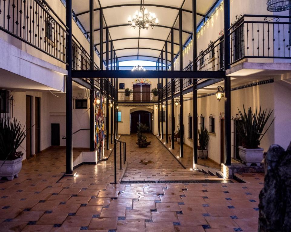 um átrio vazio de um edifício com um lustre em POSADA GUADALUPE Habitación sencilla #116 em Aguascalientes