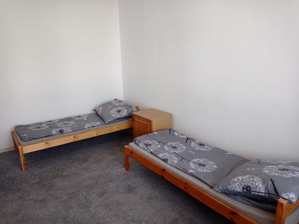 2 aparte bedden in een kamer bij Gdańsk tanie noclegi nr 4 1-2 osobowy z łazienką na korytarzu in Gdańsk