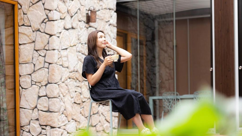 una mujer sentada en una silla frente a un espejo en Ferri Endolph - Vacation STAY 50184v, en Naka-satsunai