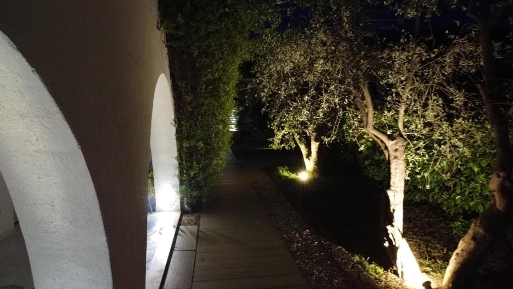 Um jardim no exterior de B&B Casrienn