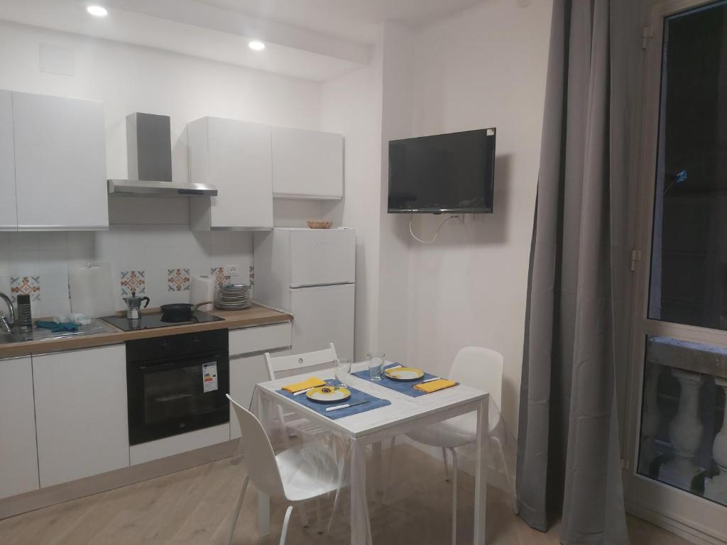 una pequeña cocina con una mesa y sillas en una habitación en Casa Sauli, en Génova