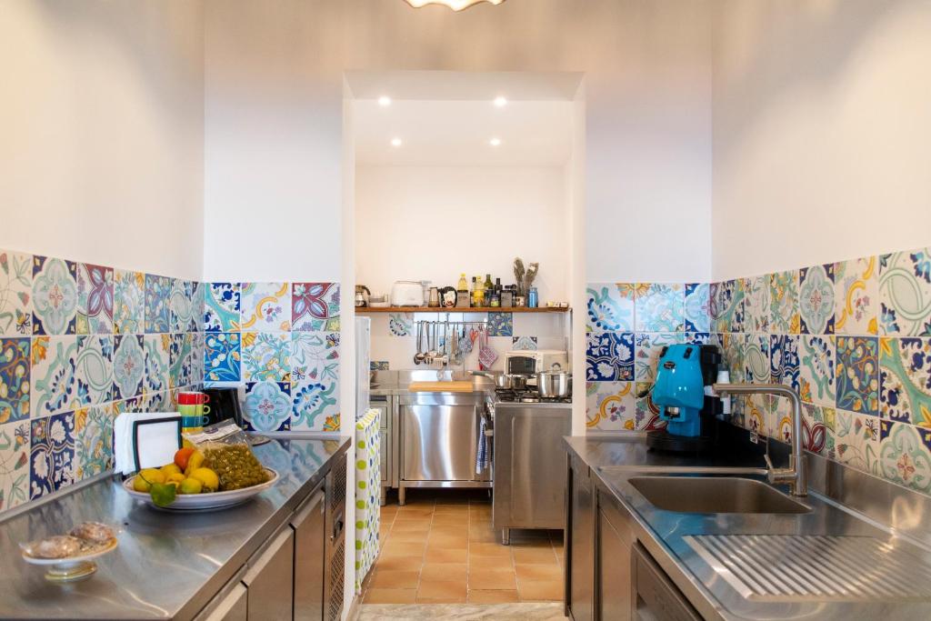 タオルミーナにあるTaormina Holiday Apartmentのカラフルなタイル張りのキッチン