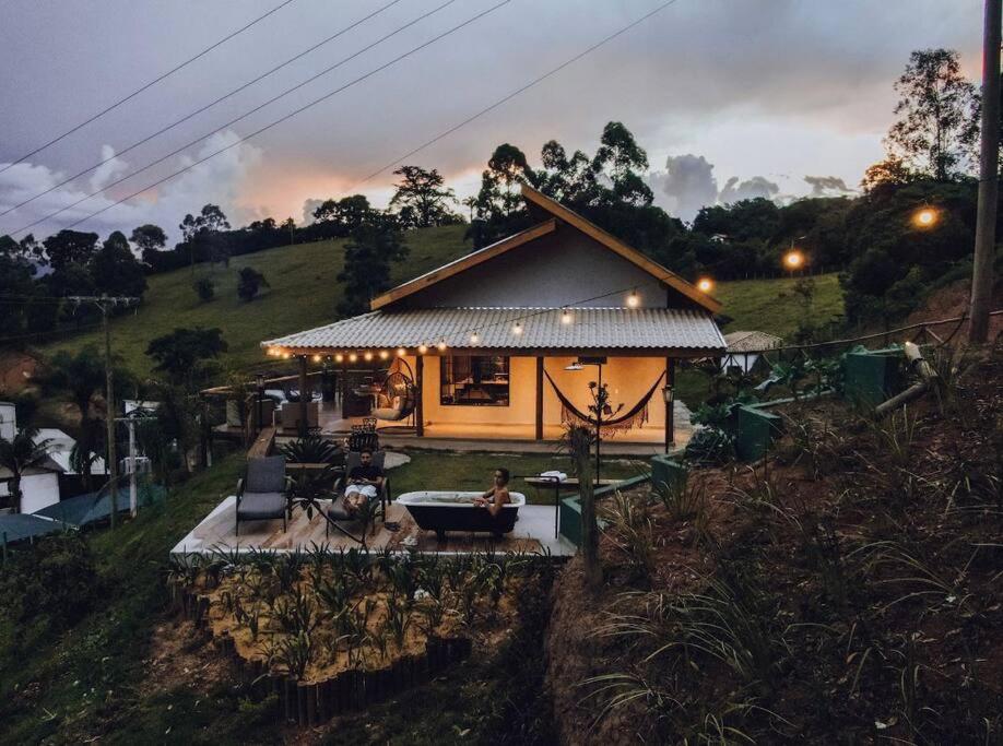 una piccola casa con portico di Recanto do Sossego Refúgio de férias em Minas a Piranguçu