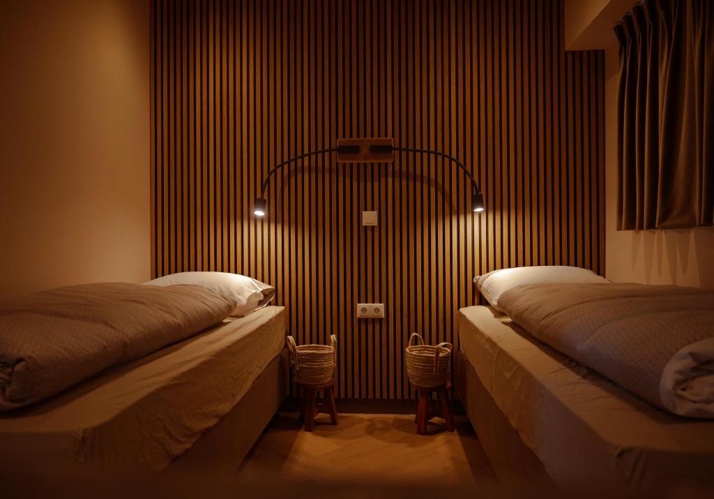 - 2 lits dans une chambre avec des lumières sur le mur dans l'établissement Studio Smit, 