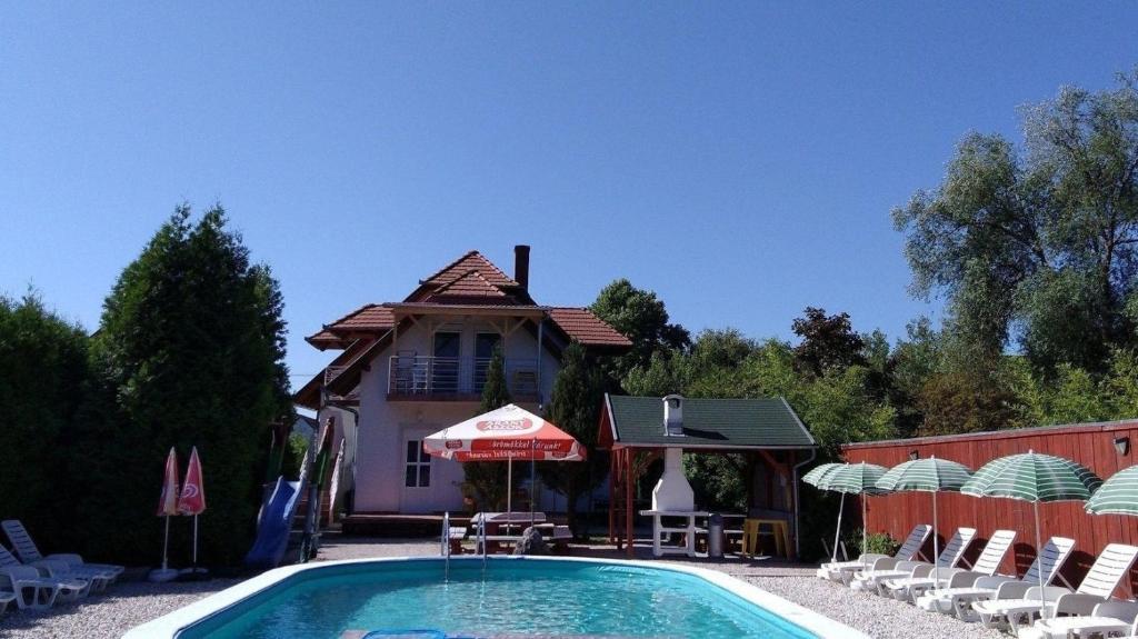 una casa con piscina frente a una casa en Wohnung in Balatonmáriafürd mit Terrasse, Garten und Grill, en Balatonmáriafürdő