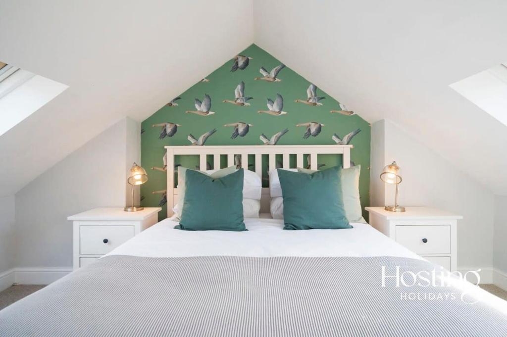 a bedroom with a bed with birds on the wall at Marlow's Hidden Gem in Marlow
