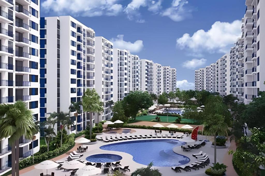 una vista aérea de un complejo de apartamentos con piscina en Apto completo Pto Azul Club House Ven a Descansar en Ricaurte