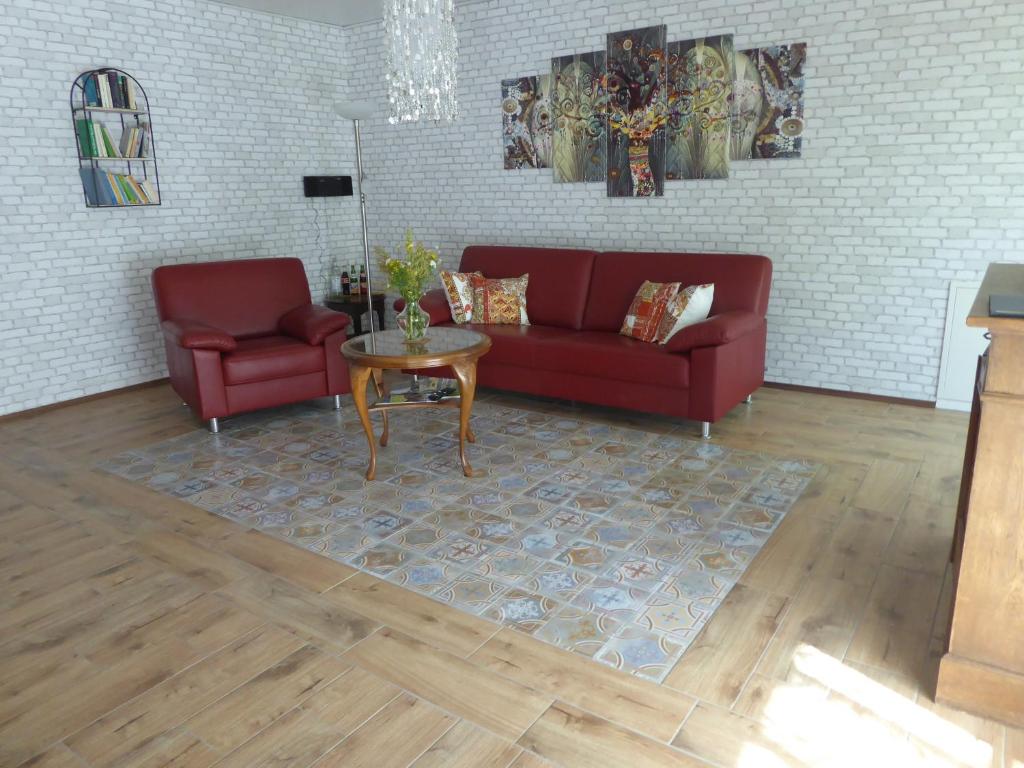 uma sala de estar com um sofá vermelho e uma mesa em Ein Hauch von Orient em Eggesin