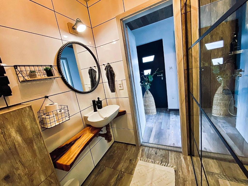 A bathroom at Lessük meg! Vendégház - Sümeg