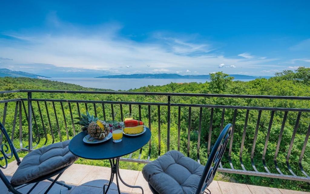 einen Tisch mit einem Teller Essen auf dem Balkon in der Unterkunft Studio für 3 Personen ca 28 qm in Labin, Istrien Bucht von Raša in Labin