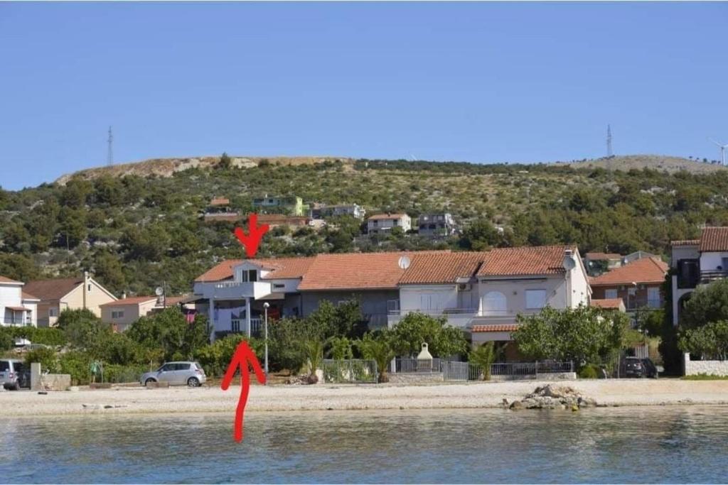 vista su una spiaggia con case su una collina di Ferienwohnung für 4 Personen 1 Kind ca 70 qm in Poljica bei Trogir, Dalmatien Kaštela und Umgebung a Poljica