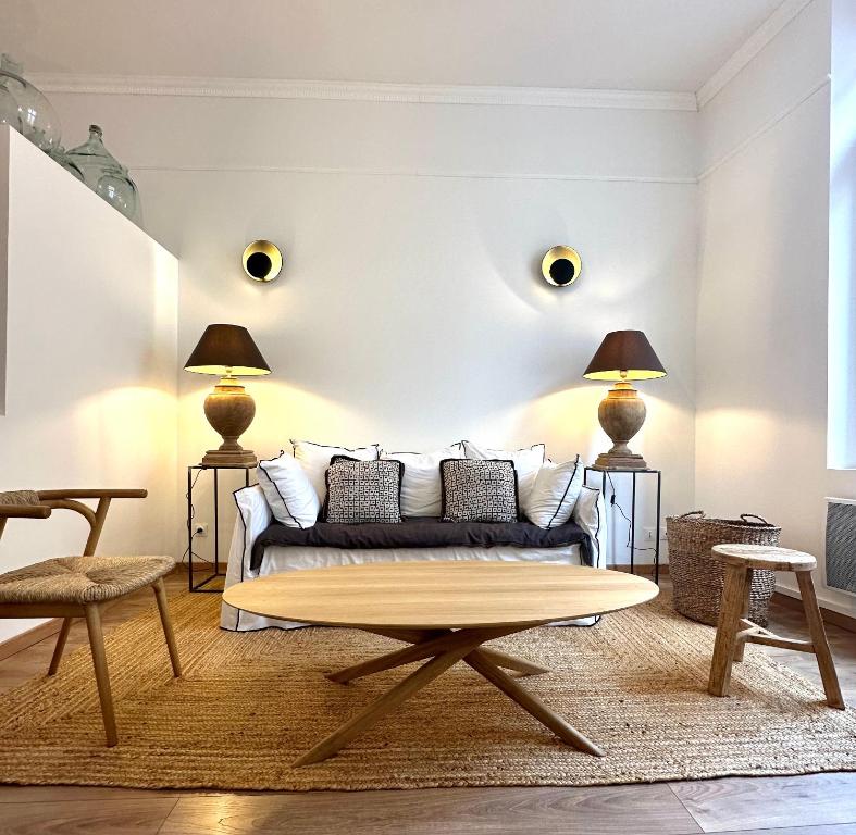 拉西約塔的住宿－l'Alceste，带沙发和咖啡桌的客厅