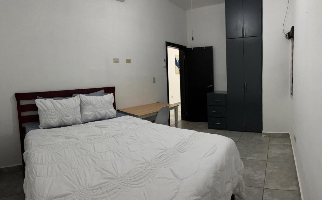 una camera con letto e armadio nero di Departamento moderno cómodo y céntrico a Piedras Negras