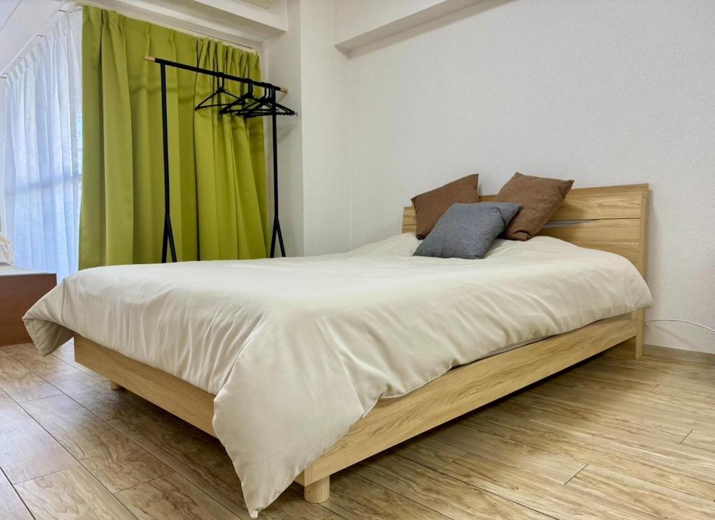 名古屋市にあるRainbow takakura - Vacation STAY 16466のベッドルーム1室(緑のカーテン付きの大型ベッド1台付)