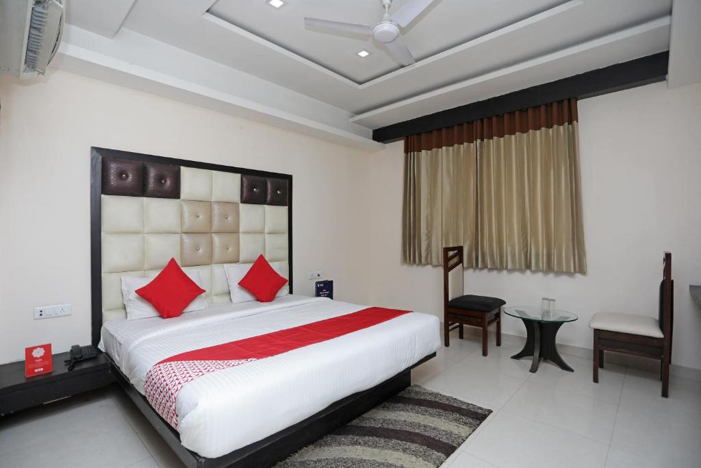 sypialnia z dużym łóżkiem z czerwonymi poduszkami w obiekcie Hotel Subhadra Residency w mieście Anūpnagar