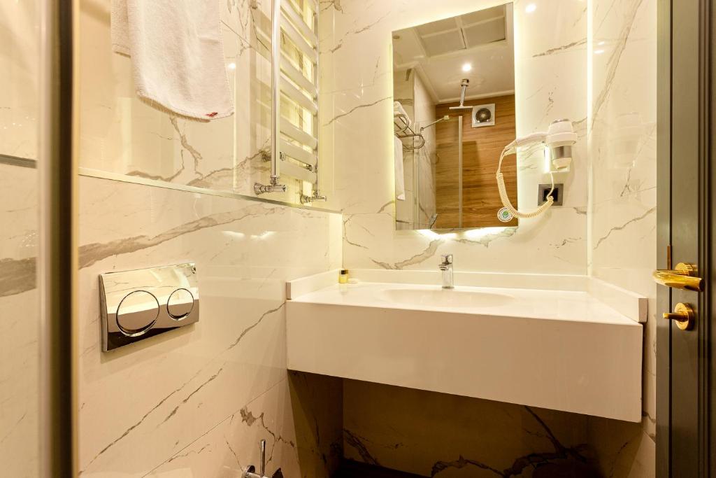 Koupelna v ubytování Santra Hotel