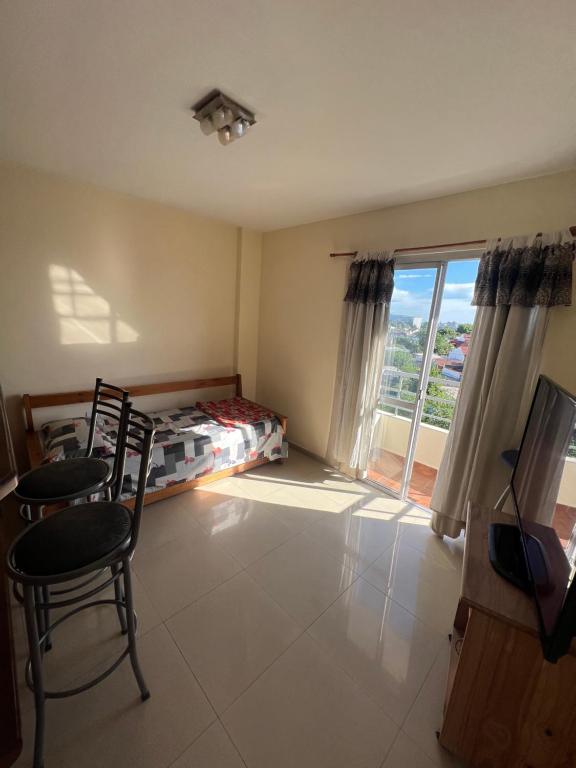 - une chambre avec un lit et une grande fenêtre dans l'établissement Relax Haedo norte, à Villa Sarmiento