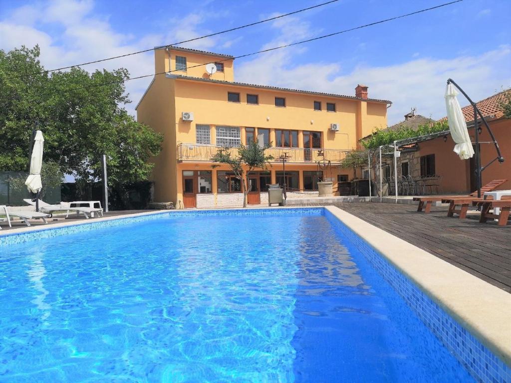 een groot zwembad voor een huis bij Extra komfortables Ferienhaus mit großem Pool in Mutvoran